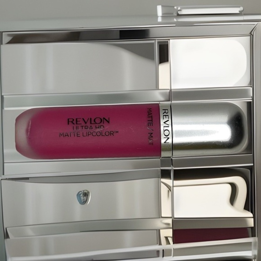 Revlon Ultra HD Matte‎ Lip Color HD Obsession 605 Pink Bold Vibrant Fuchsia New